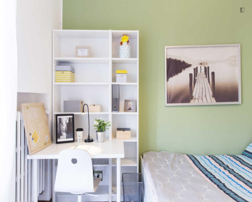 Cozy double bedroom near the Gambara subway station