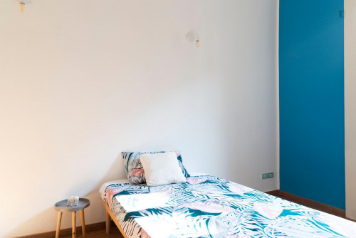 Bright double bedroom in a 4-bedroom apartment, near Lima metro station