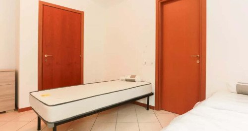 Letto 1 in affitto in appartamento con 5 camere da letto, Sesto San Giovanni