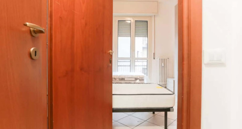 Letto 1 in affitto in appartamento con 5 camere da letto, Sesto San Giovanni