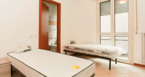 Letto 1 in affitto in appartamento con 5 camere da letto, Sesto San Giovanni