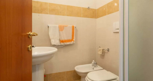 Stanza 1 in appartamento con 4 camere a Sesto San Giovanni