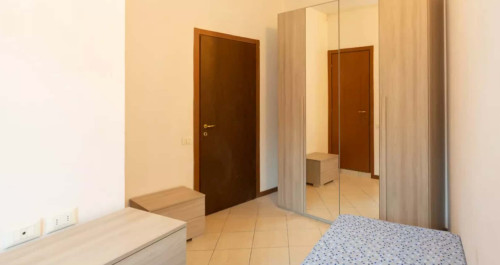 Stanza 2 in appartamento con 4 camere a Sesto San Giovanni