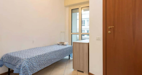 Stanza 2 in appartamento con 4 camere a Sesto San Giovanni