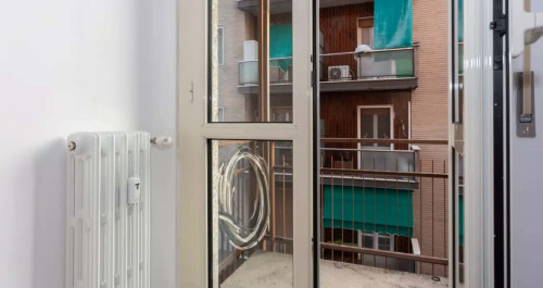 Stanza 2 in appartamento con 4 camere a Sesto San Giovanni