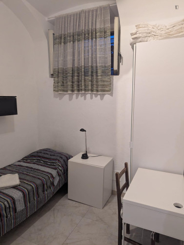 Single bedroom, with private bathroom, in 4-bedroom apartment