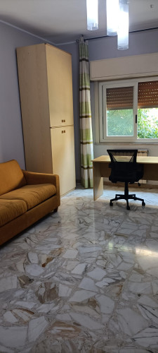 Single bedroom, with balcony, in 3-bedroom apartment