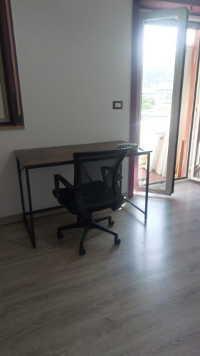 Single bedroom, with balcony, in 3-bedroom apartment