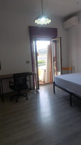 Single bedroom, with balcony, in 3-bedroom apartment