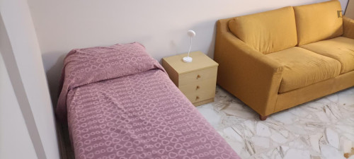 Single bedroom, with balcony, in 3-bedroom apartment