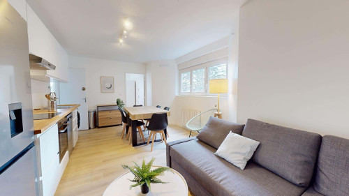 Room in Avenue du 25ème Régiment de Tirailleurs Sénégalais, Lyon for 77 m² with 5 bedrooms