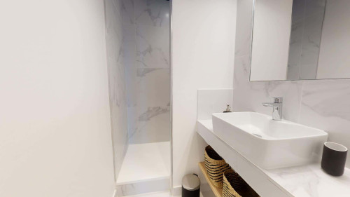 Room in Rue Edouard Branly, Bron for 85 m² with 5 bedrooms
