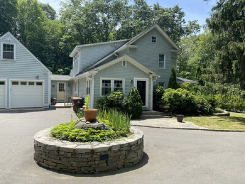 COUNTRY HOUSE NEAR TOWN