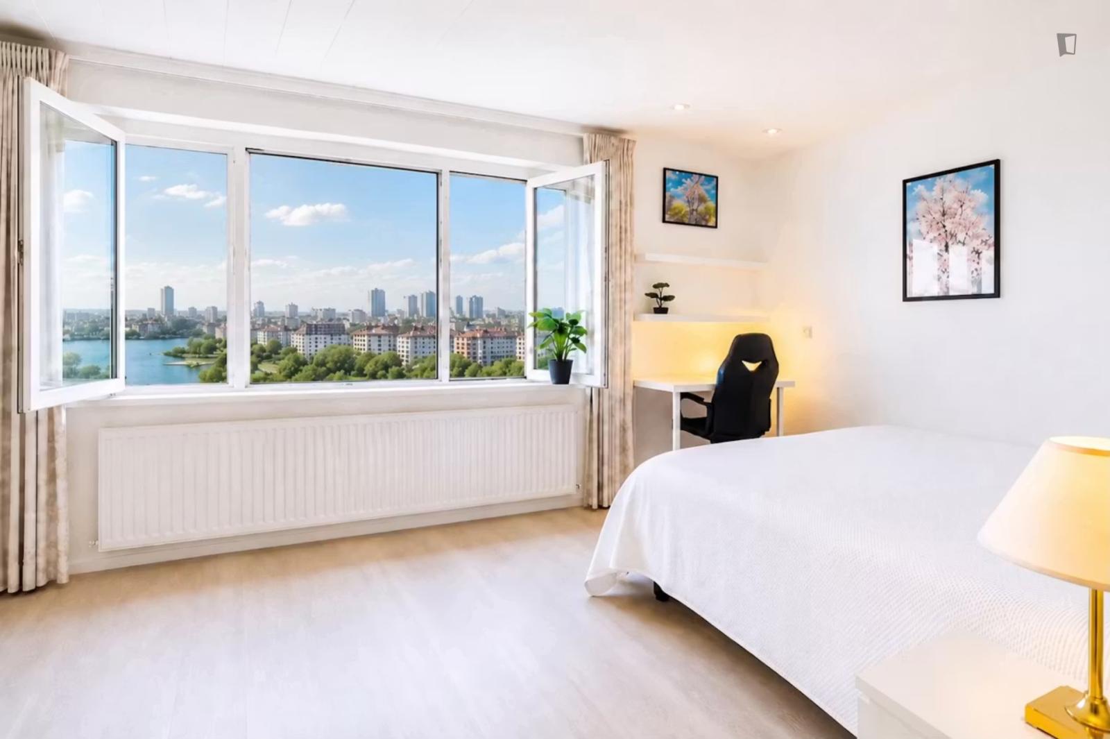  11th-Floor Rotterdam Skyline  Harbour Views  1-Minute Walk To Erasmus University  - 1