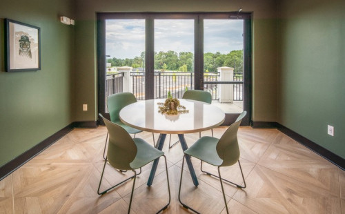 Signature Hartwell Village - Gallery - 35