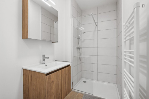 Pleasant single bedroom in a modern shared flat in a well-connected location  - Gallery - 12