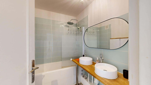 Room in Boulevard Recteur Jean Sarrailh, Pau for 85 m² with 5 bedrooms