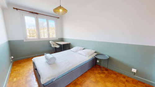 Room in Avenue Pierre Brossolette, Bron for 68 m² with 4 bedrooms