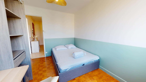 Room in Avenue Pierre Brossolette, Bron for 68 m² with 4 bedrooms