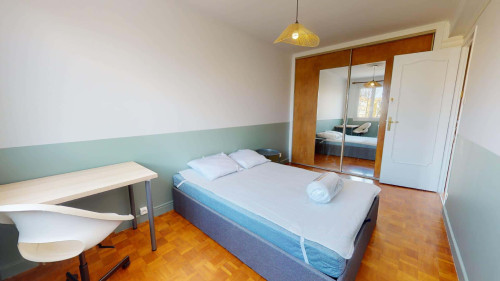 Room in Avenue Pierre Brossolette, Bron for 68 m² with 4 bedrooms