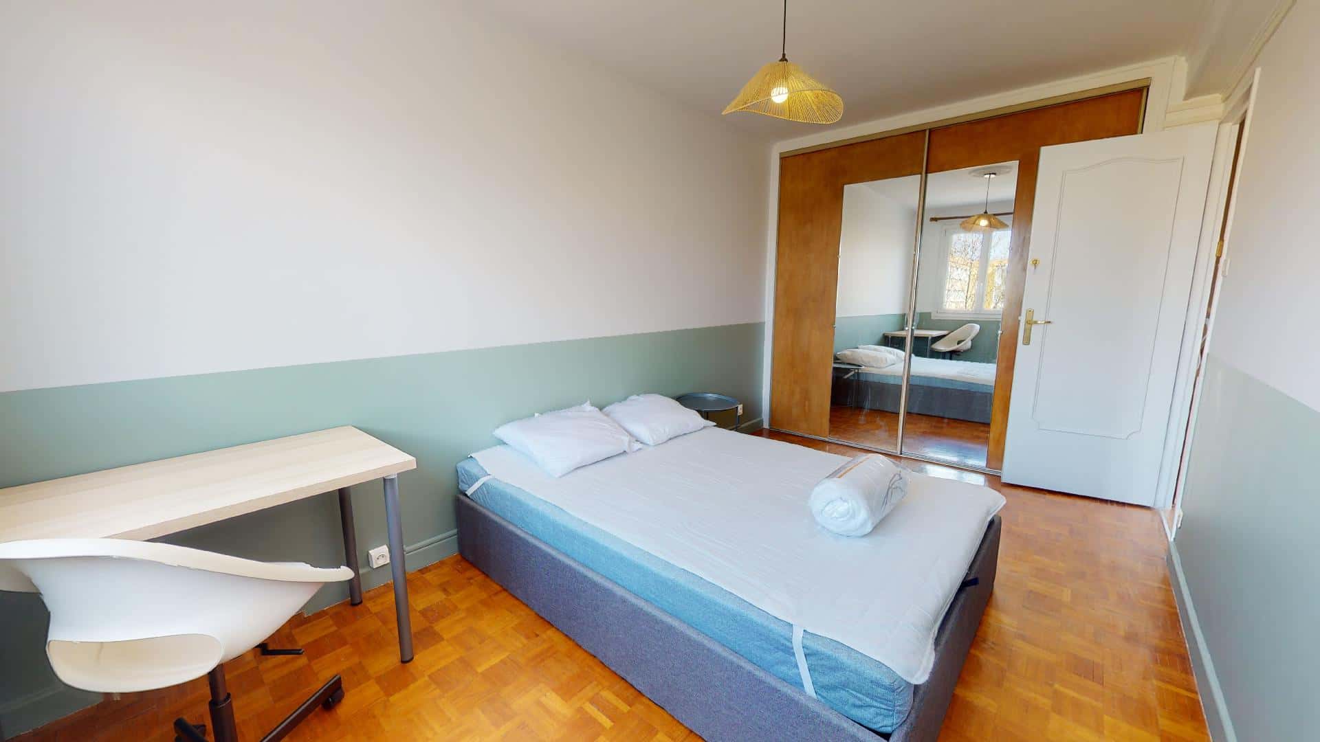 Room In Avenue Pierre Brossolette, Bron For 68 M² With 4 Bedrooms - 1
