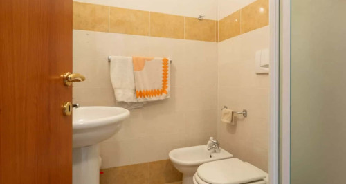 Stanza 1 in appartamento con 4 camere a Sesto San Giovanni