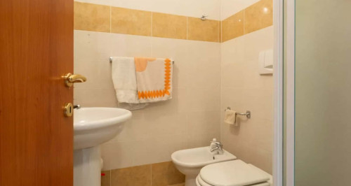 Stanza 1 in appartamento con 4 camere a Sesto San Giovanni