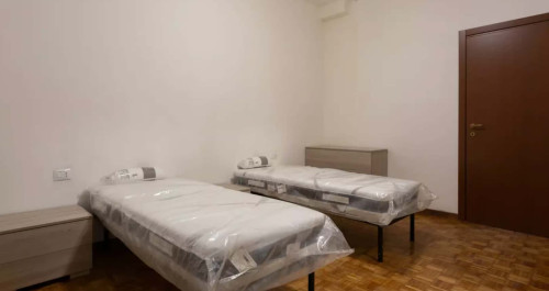 Posto letto 1 in affitto in camera condivisa in appartamento con 4 camere da letto a Sesto San Giovanni, Milano