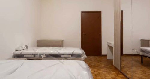 Posto letto 1 in affitto in camera condivisa in appartamento con 4 camere da letto a Sesto San Giovanni, Milano