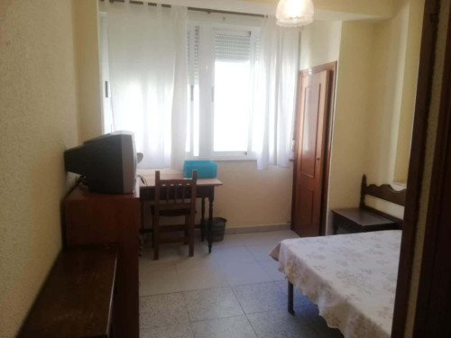 Room in Paseo de San Antonio, Salamanca with 5 bedrooms