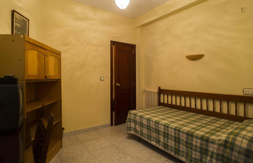 Room in Paseo de San Antonio, Salamanca with 5 bedrooms
