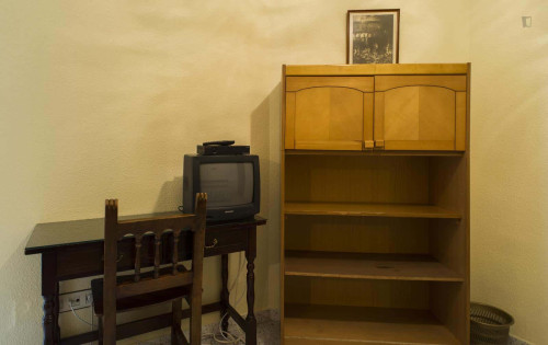 Room in Paseo de San Antonio, Salamanca with 5 bedrooms