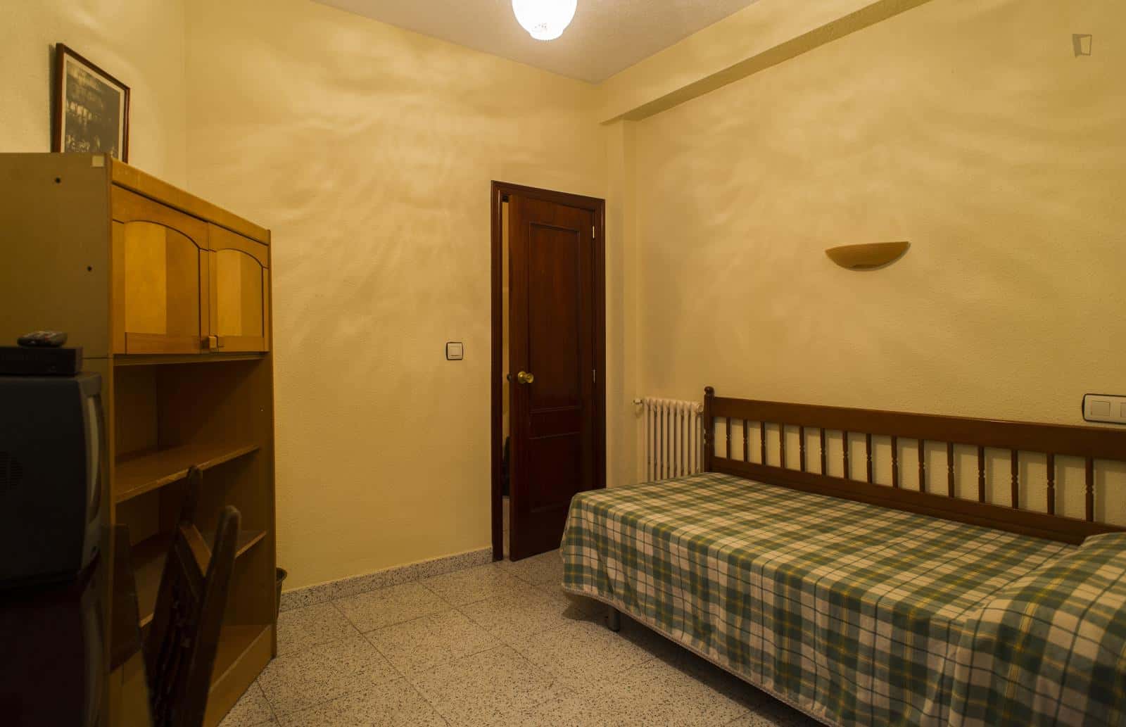 Room In Paseo De San Antonio, Salamanca With 5 Bedrooms - 1