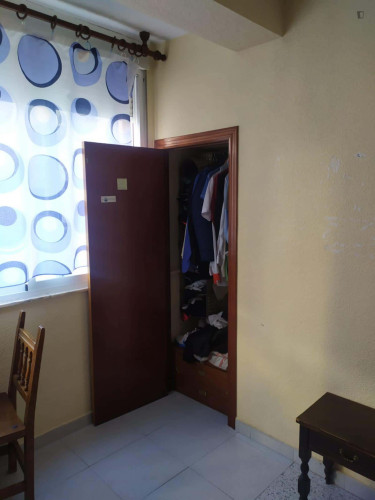Room in Paseo de San Antonio, Salamanca with 5 bedrooms