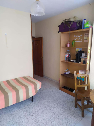 Room in Paseo de San Antonio, Salamanca with 5 bedrooms