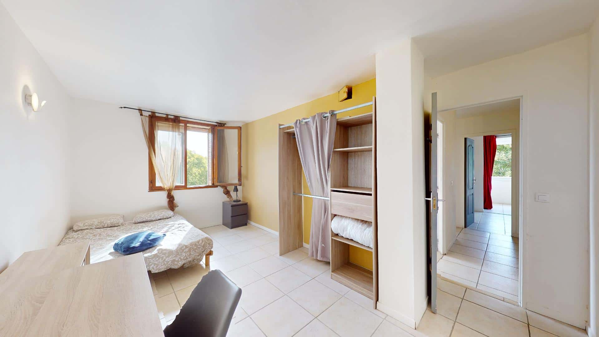 Room In Avenue De La Trillade, Avignon For 94 M² With 4 Bedrooms - 1