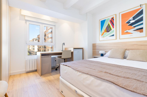 Double bedroom in 4-bedroom apartment
