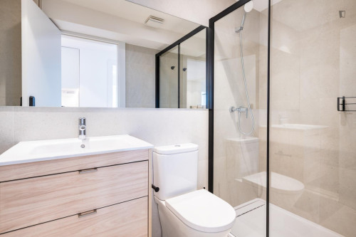 Double bedroom in 4-bedroom apartment - Gallery - 9