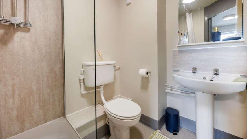 Classic En-Suite - 3