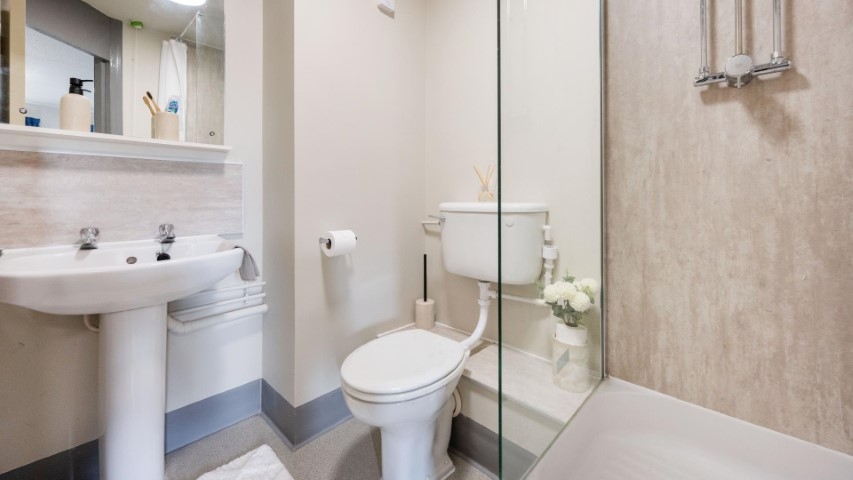 Deluxe En-Suite - 5