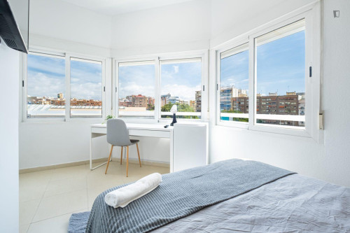Grand double bedroom in Benalua
