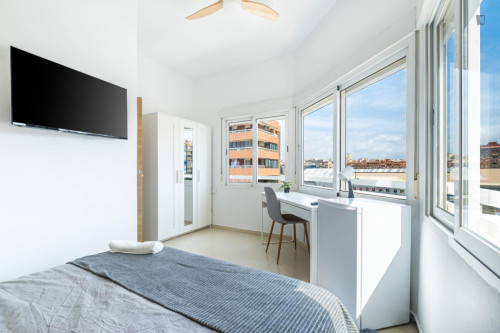 Grand double bedroom in Benalua