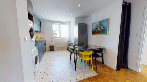 Room in Avenue Général de Gaulle, Caluire-et-Cuire for 68 m² with 3 bedrooms