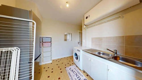 Room in Avenue Jules Guesde, Vénissieux for 116 m² with 5 bedrooms - Gallery - 4
