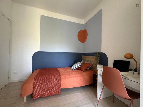 Snug single bedroom in Borgo Trento