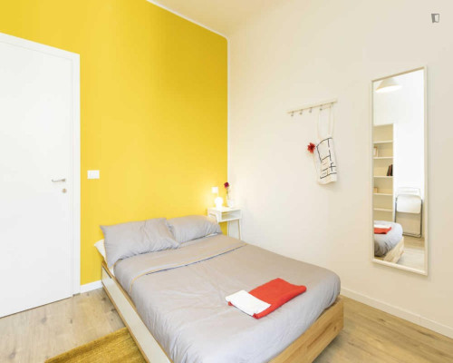 Cozy double bedroom in the Restocco Maroni neighbourhood