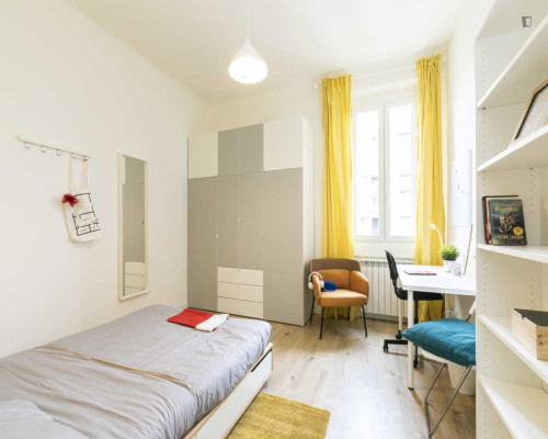 Cozy double bedroom in the Restocco Maroni neighbourhood