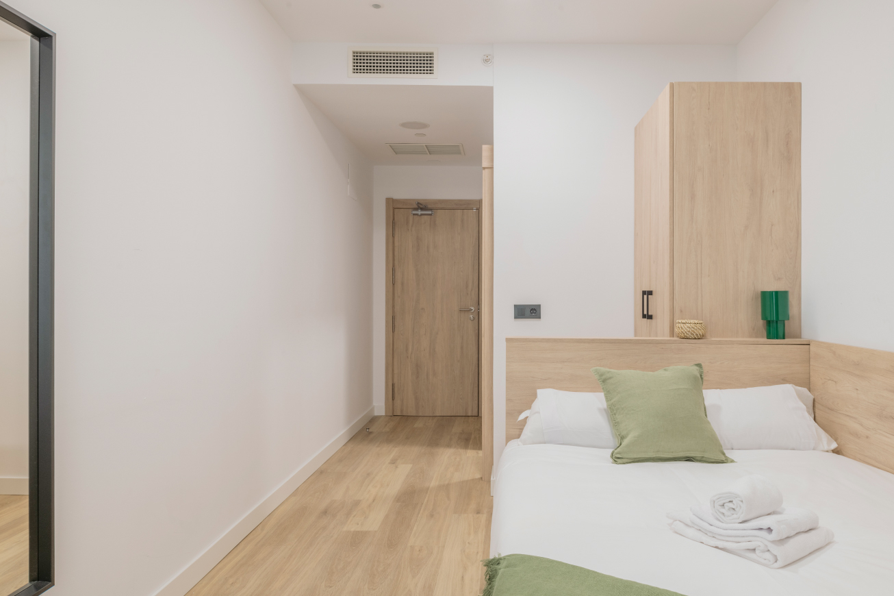 Single In A 4-Bedroom Flat - 1