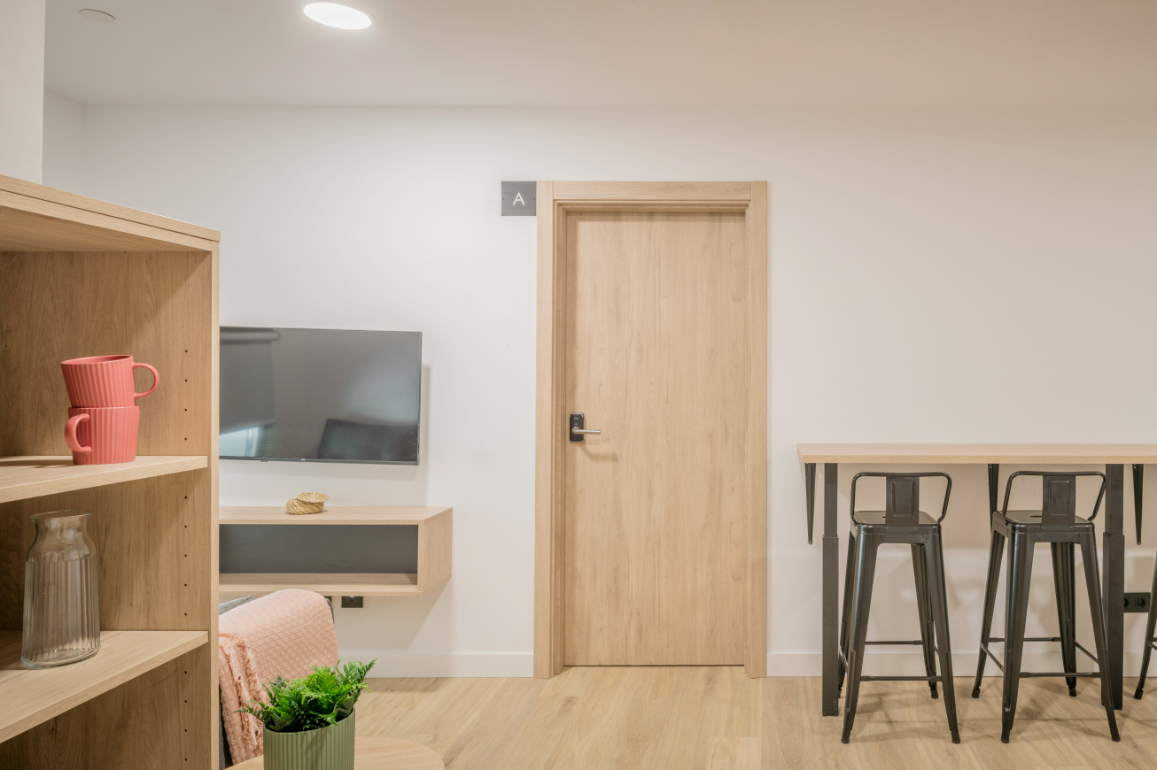 Single In A 3-Bedroom Flat - 2