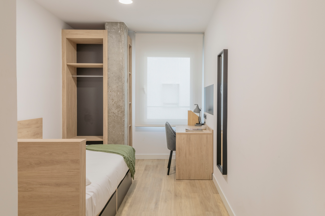 Single In A 3-Bedroom Flat - 1